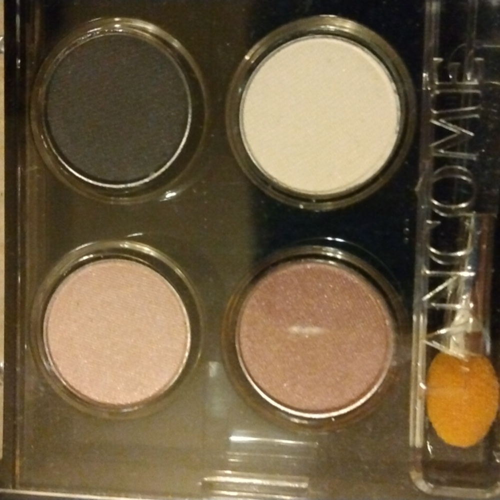 Lancome Eyeshadow Palette. - Picture 2 of 3